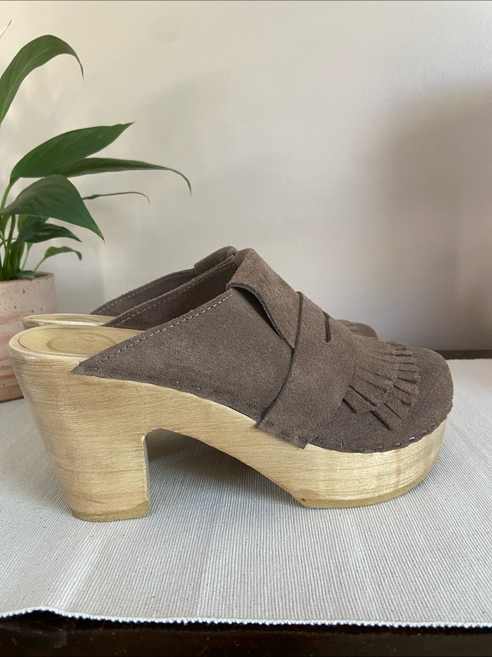 No, 6 Kiltie Platform Suede Clogs  Light Brown wirh Fringe Detail Size 8 1/2 - Picture 4 of 13